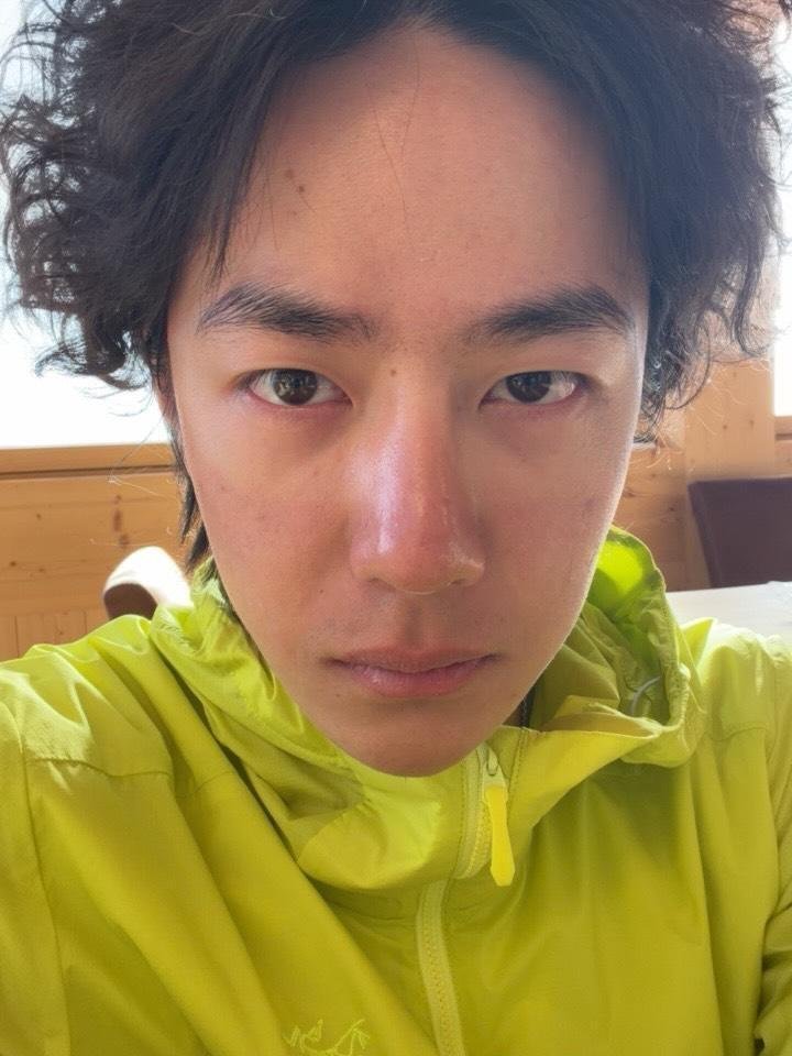 纯素颜、纯生图，依然很精致很帅气的王一博，就是这脸，多少让人很心疼，不知道是不是