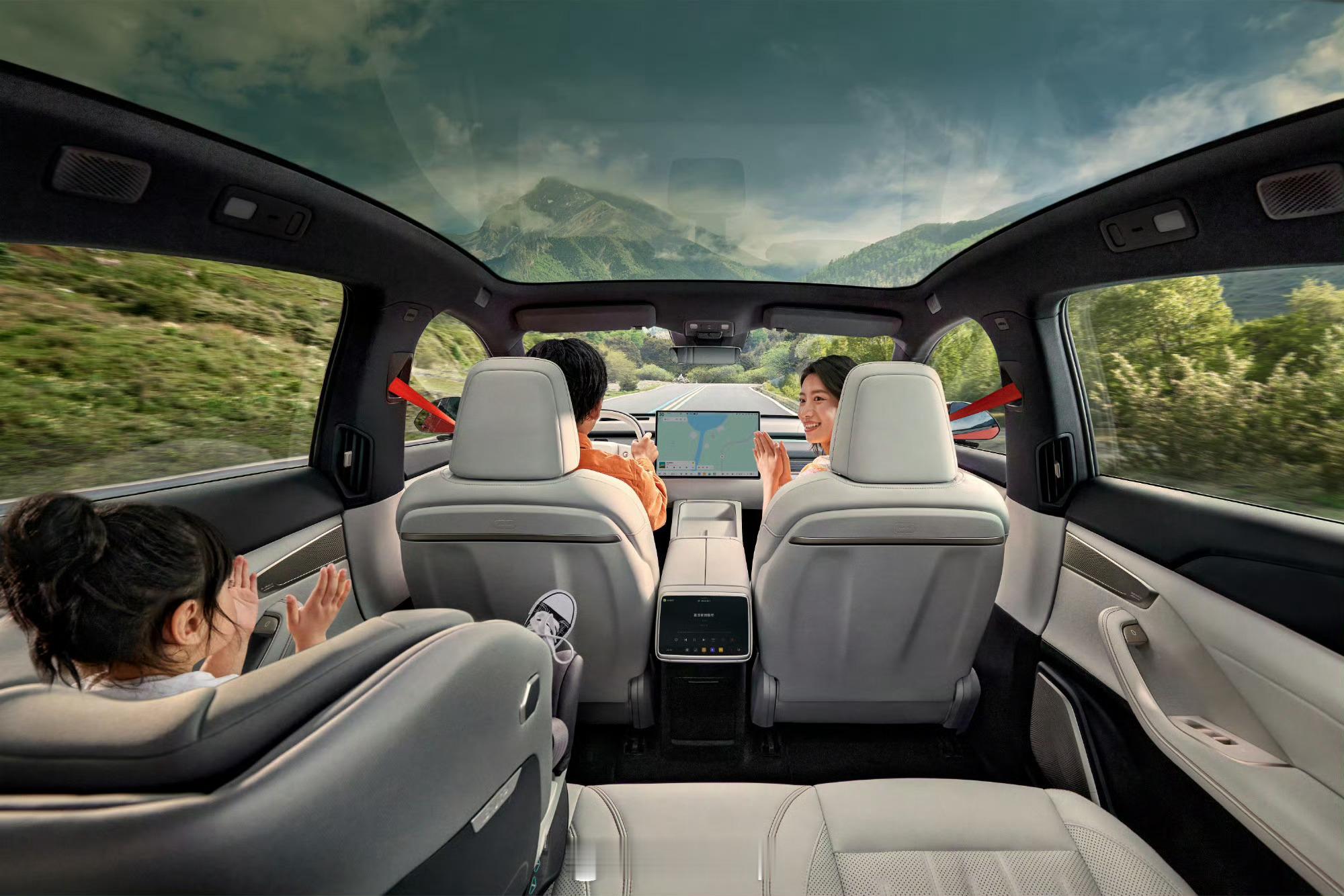 乐道L60内饰曝光，没有nomi ，但空间看着很大。而且还能用蔚来的换电网络，作