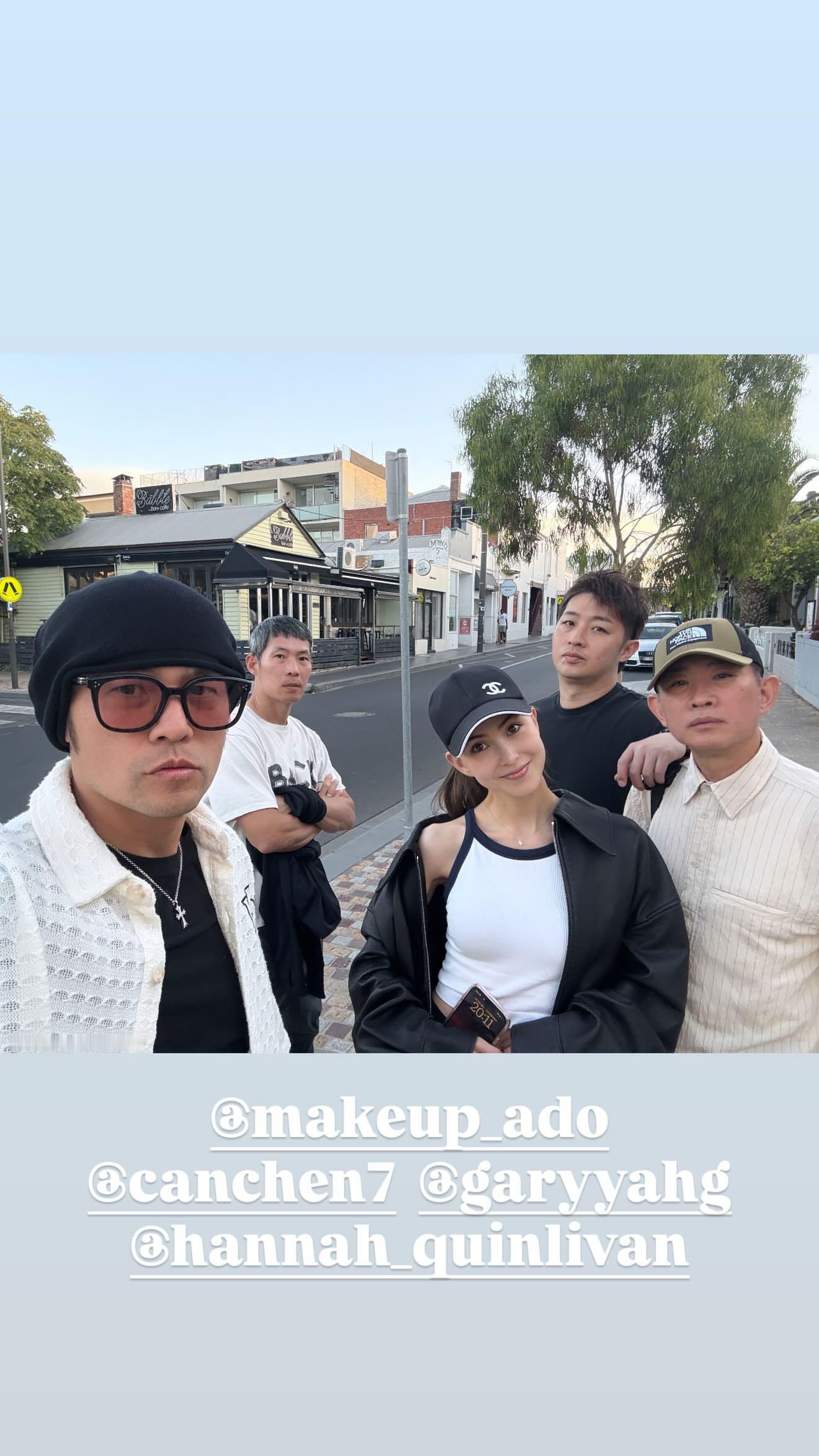 杰伦：40℃  鞋子穿成这样 在炎热的天气跟Romeo打完父子双打之后 来到这帮