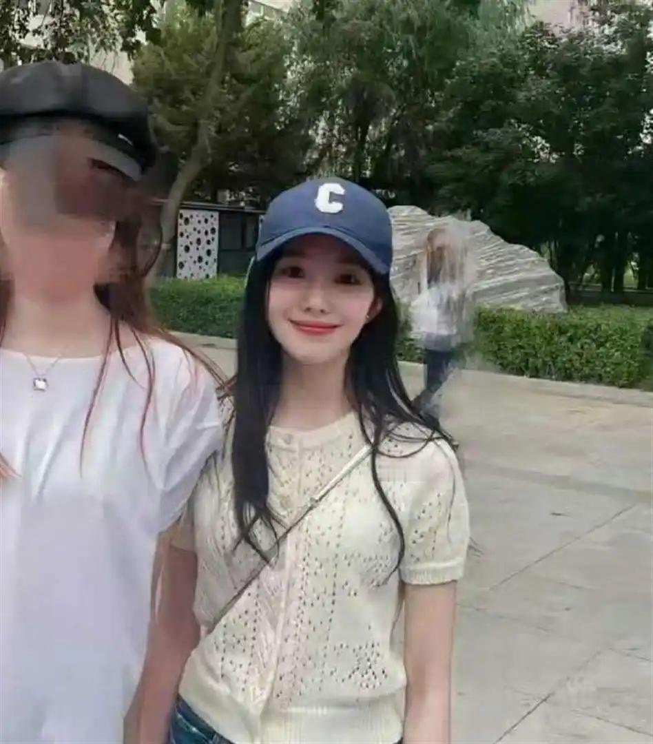 刘浩存素颜偶遇路人大方合影，原生长相一目了然 