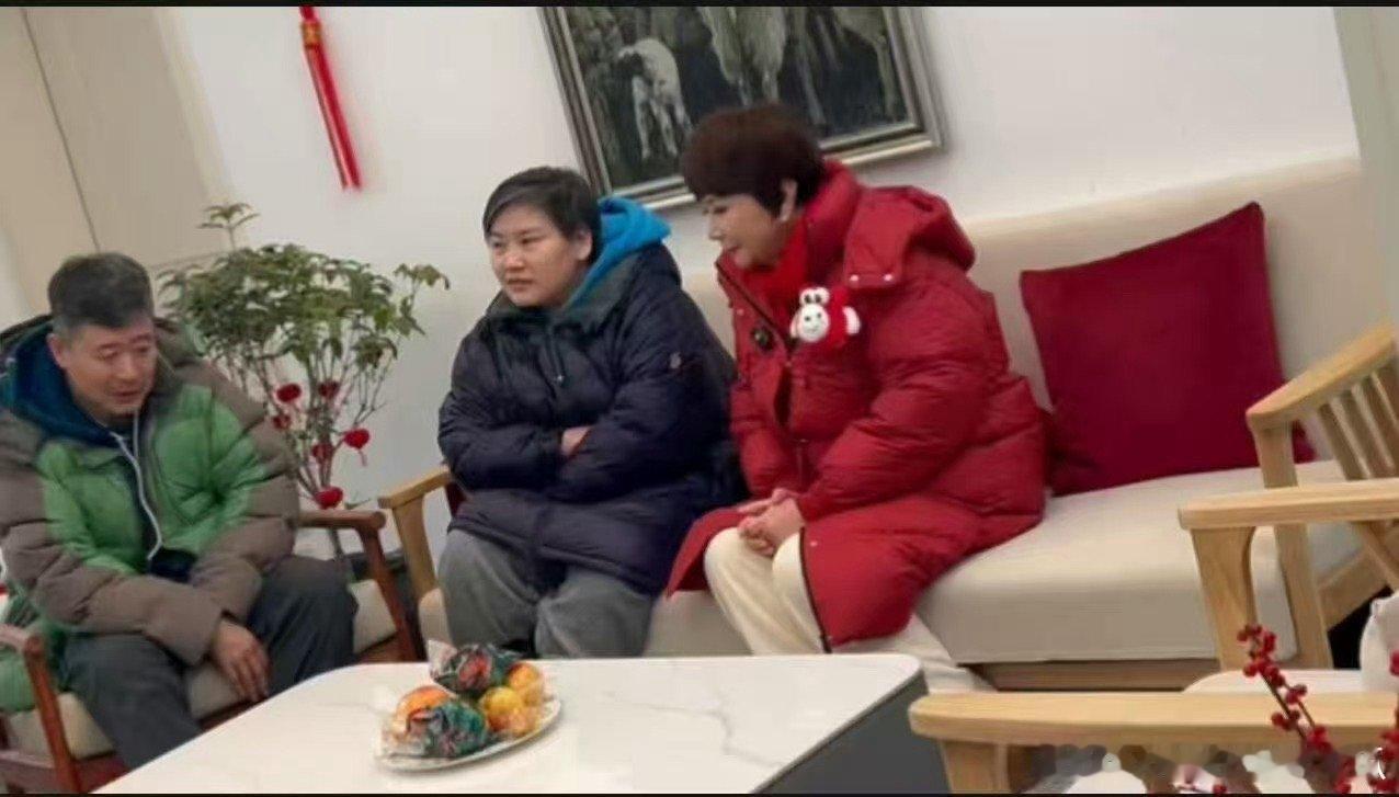 看到蔡明那一刻就知道要过年了年味氛围感瞬间拉满！蔡明一出场，春晚的记忆就扑面而来