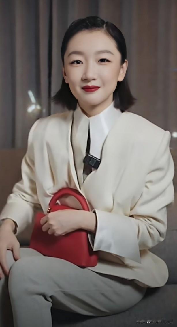 周冬雨新造型很有穿越感，短发发型被网友趣评为“居委会大妈”风！
哈哈，这个“居委