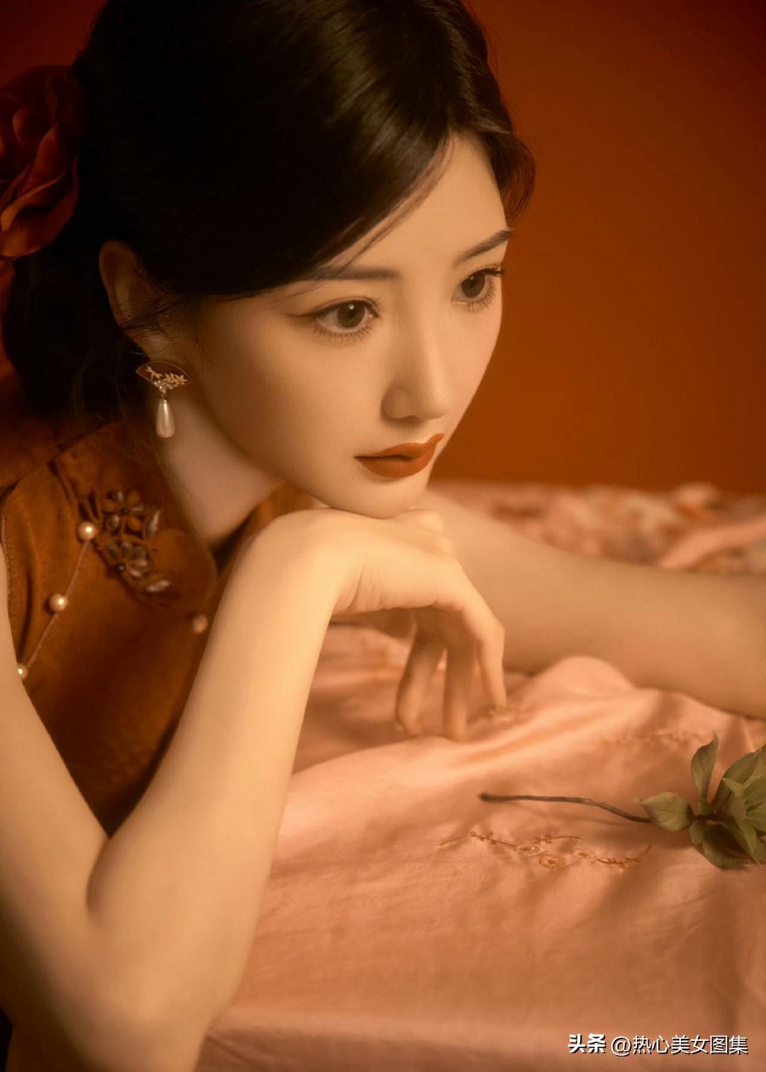 沉静的午后，红衣美人轻倚窗边，静看时光流转。这画面美得像一幅古风画卷。
就像那坐