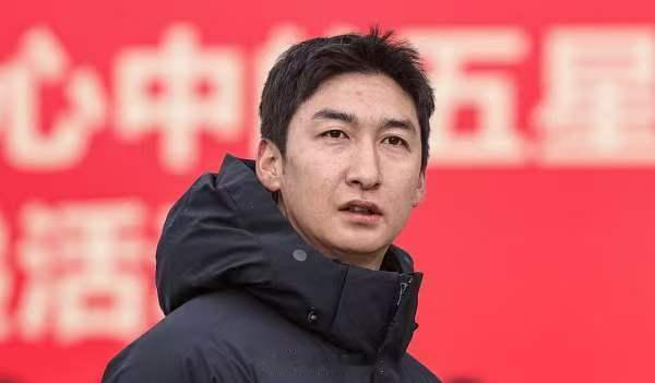 武大靖当选未受执教资历限制冬奥双金得主武大靖，在退役七个月后通过公开竞聘当选中国