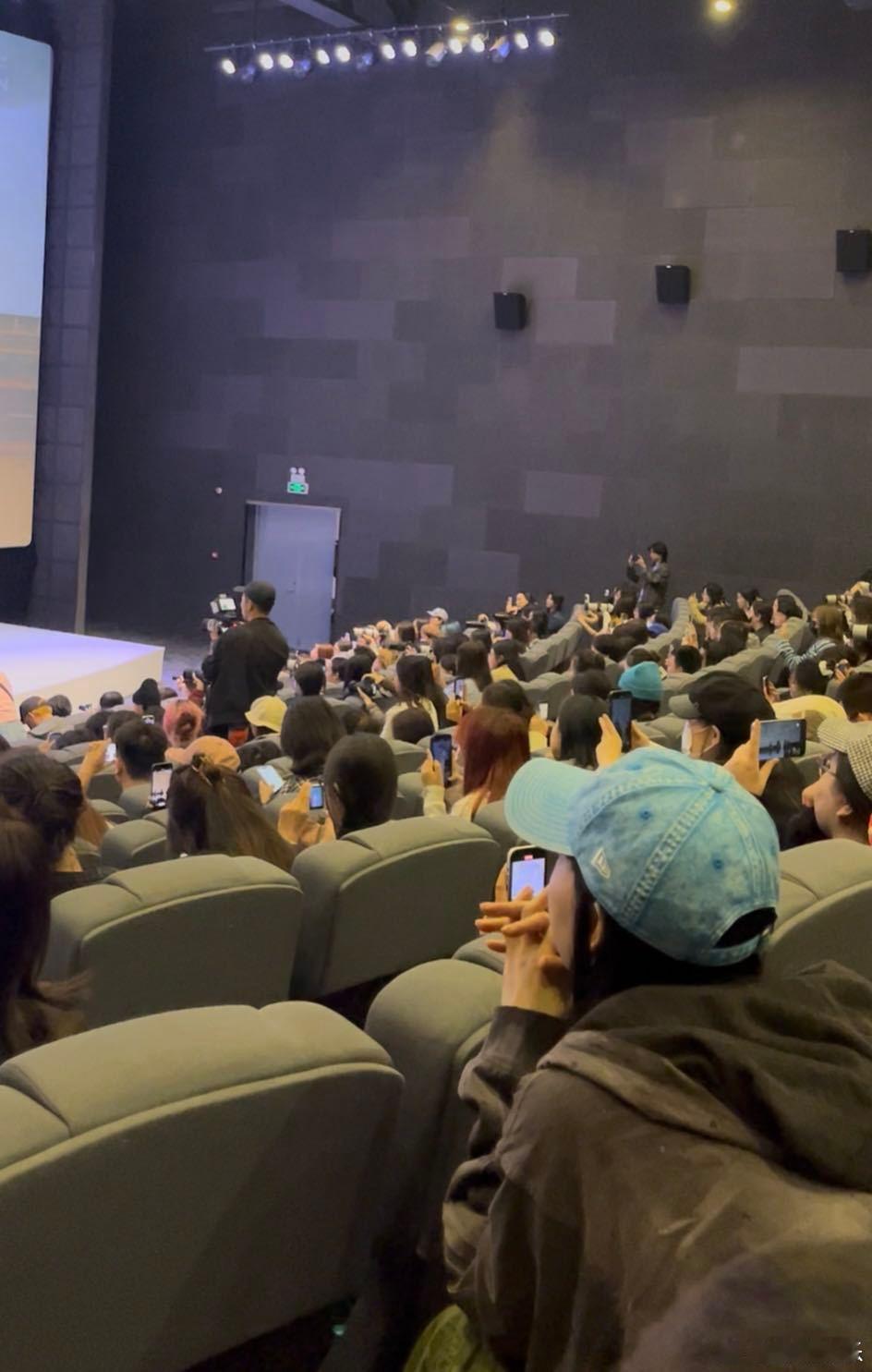 吴莫愁已经在平遥享受上了谁在平遥国际电影展又唱又看超潇洒？是吴莫愁！前一天受邀唱
