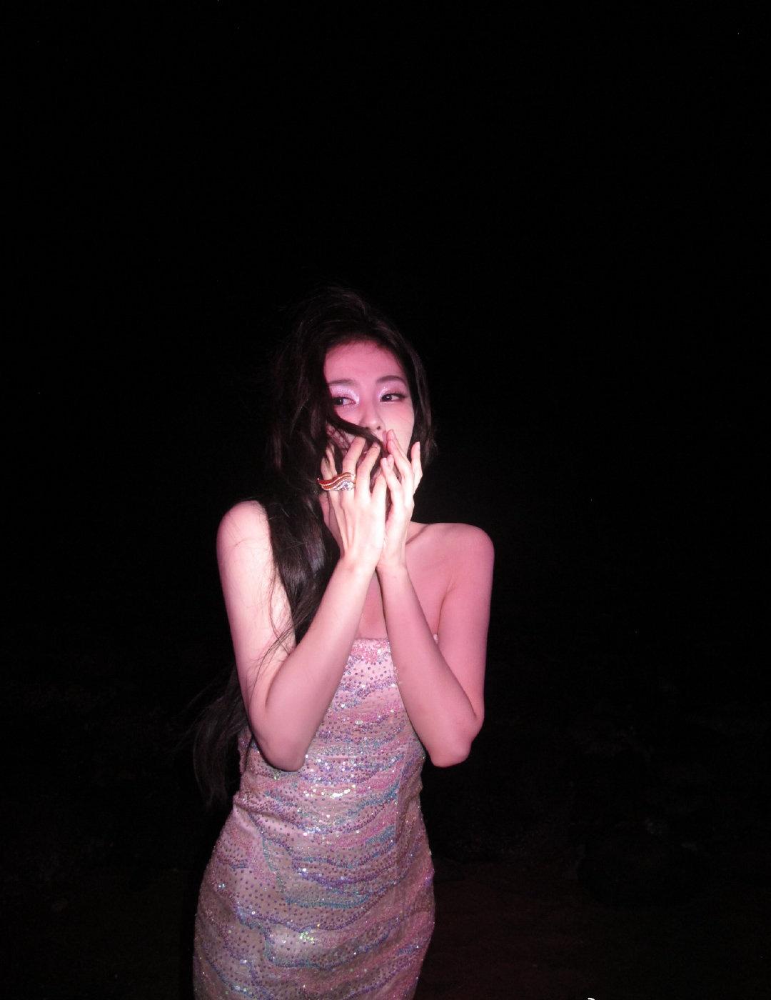 白鹿bl莫离 bl白鹿叶璃 

夜幕低垂，我轻轻将梦揉进夜色的怀抱✨，那里藏着你