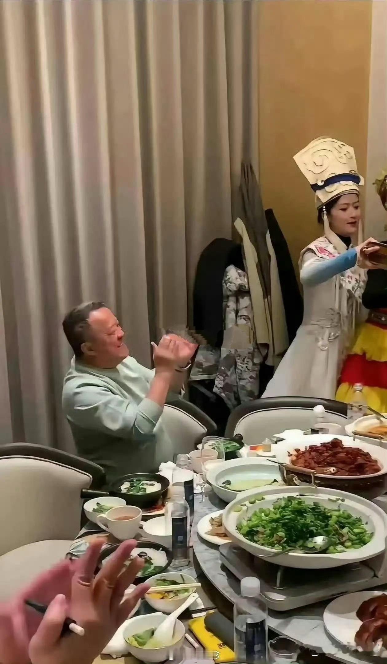 原来有钱人吃饭是这个样子的啊 