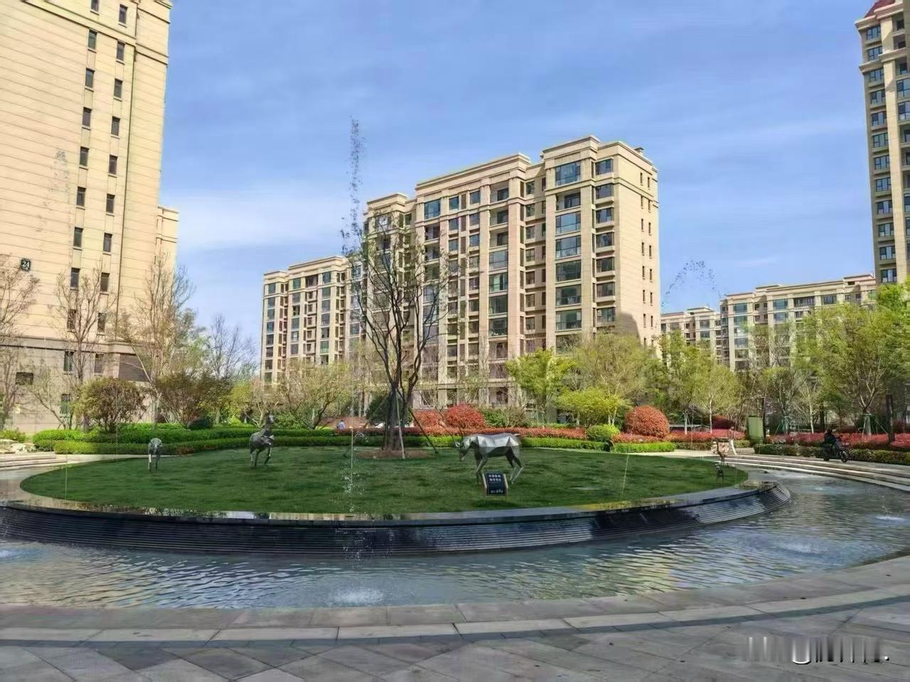 城阳南，某江开发的楼盘，交付好几年了。

之前，一万好几，高高在上。不和贝壳合作