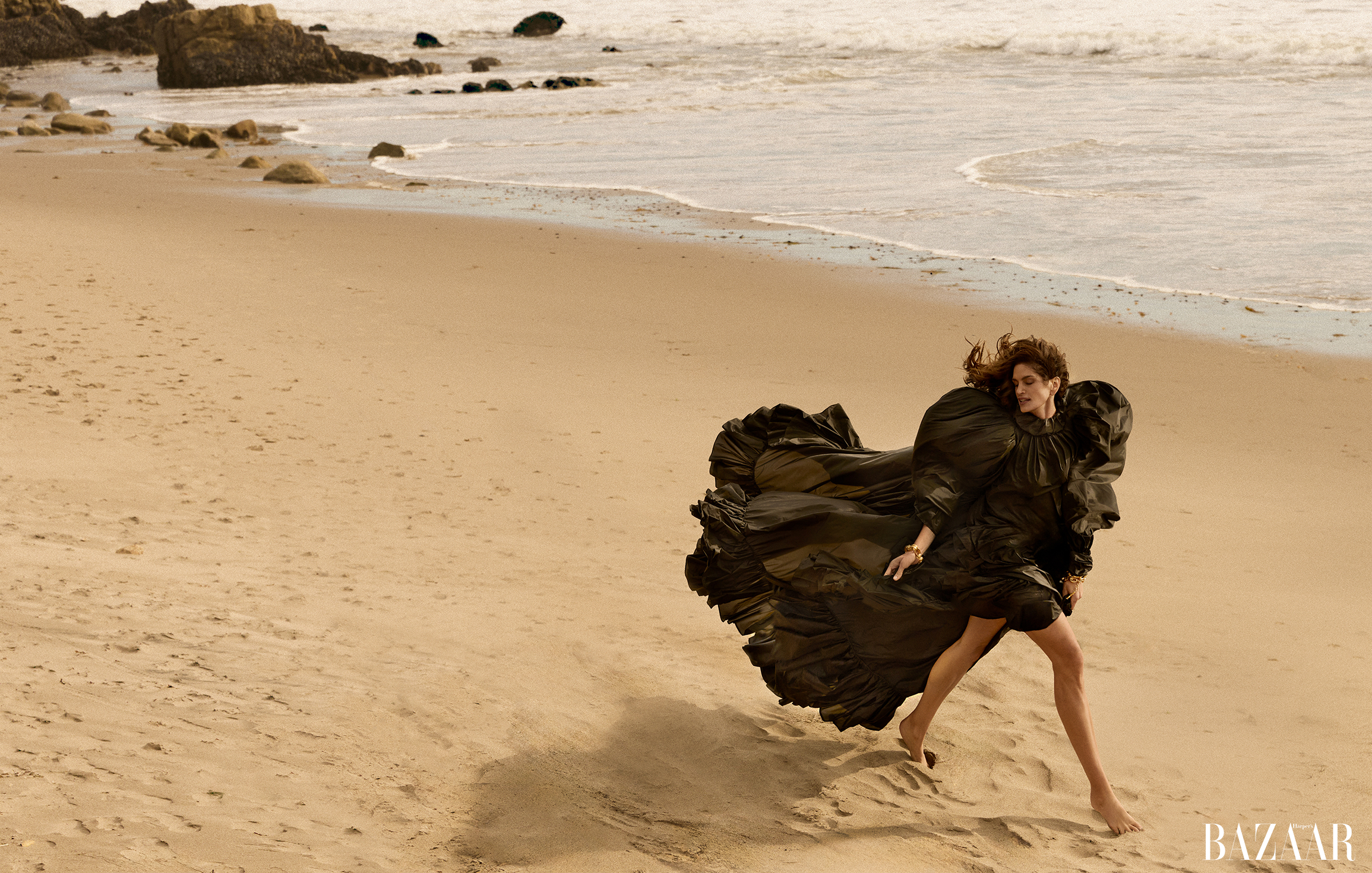 Cindy Crawford的60岁，是一种从容的语法。她不与岁月对抗，反而把阅