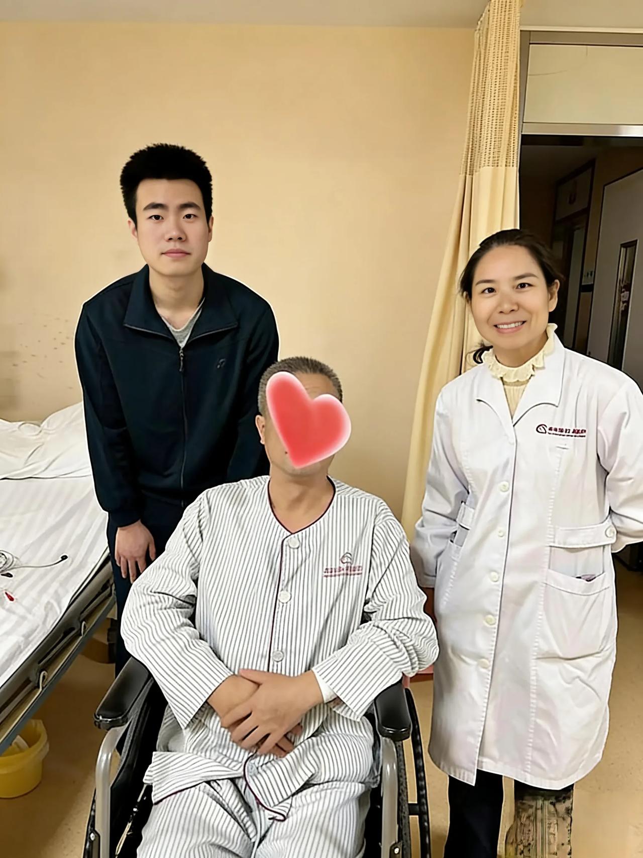 生死瞬间，方见人间真心
 看完整件事，心里又揪紧又发烫。一个好好的人突然倒地，心