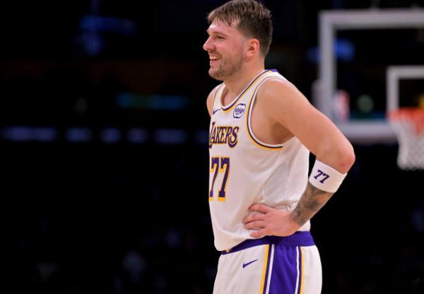 1月5日讯 NBA常规赛，湖人在主场120-114击败灰熊。此役，东契奇带伤（肘