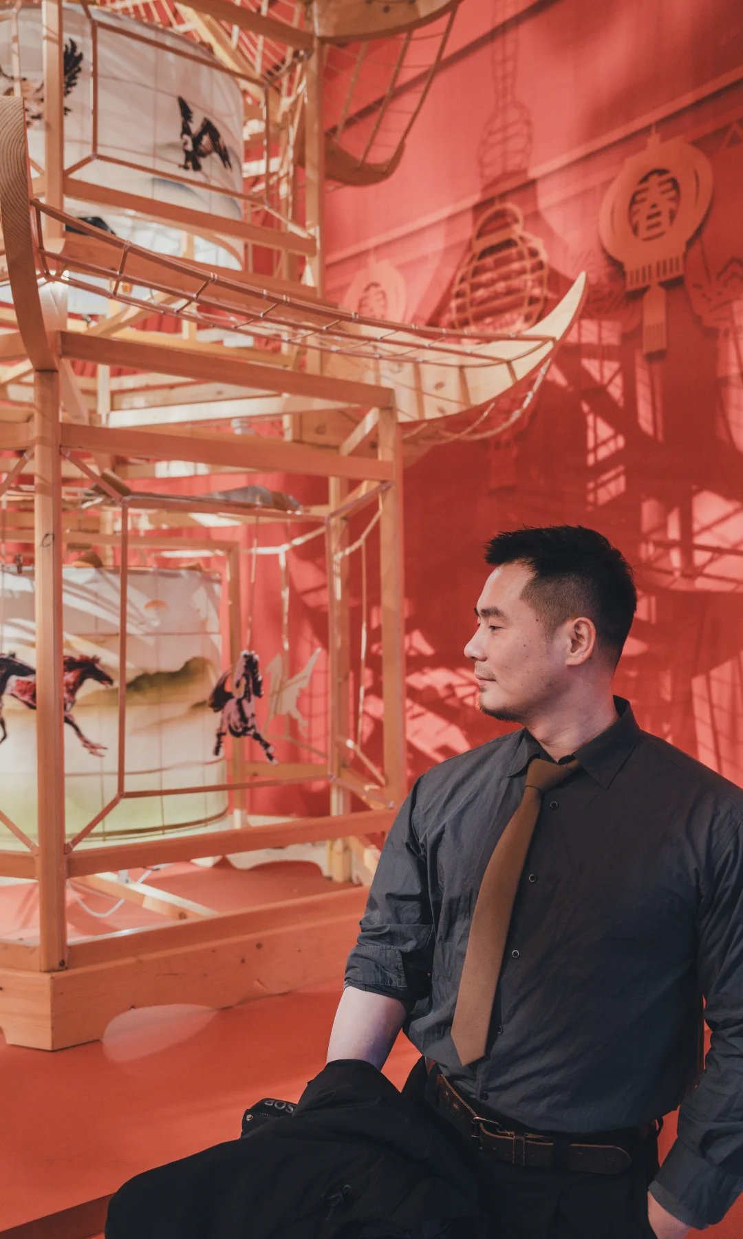 彩灯红墙 福字满窗