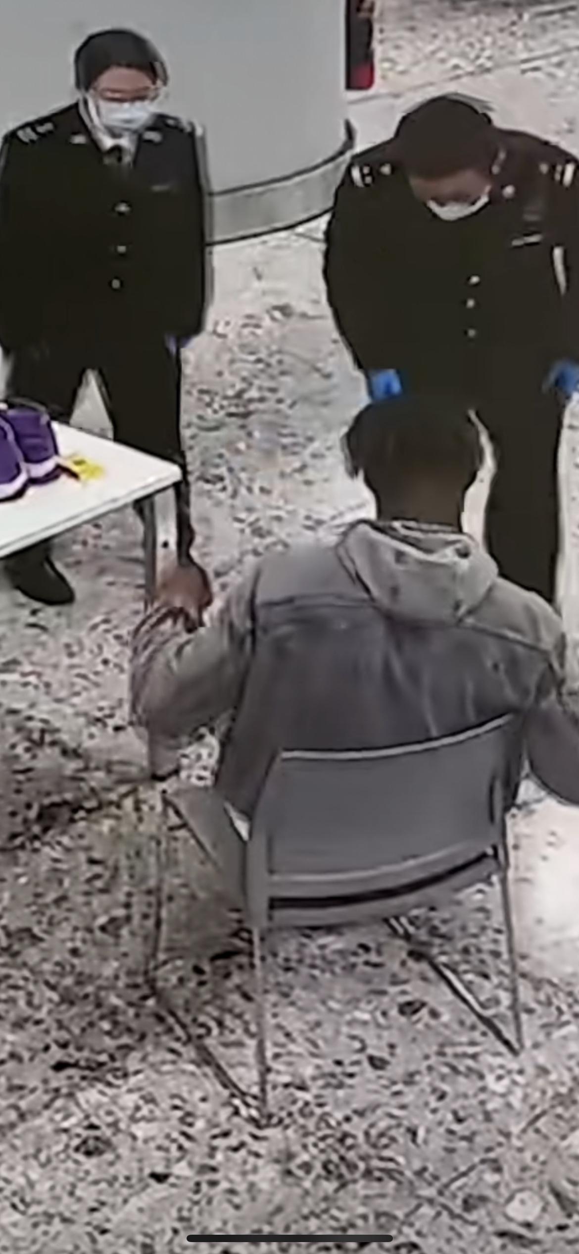 近日西九龙站海关关员与男子擦肩而过时，闻到其身上有异味，立马追击！经查验，该男子