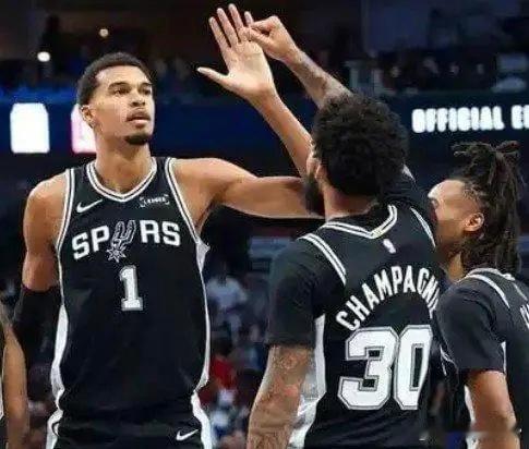 马刺vs国王nba竞彩篮球推荐美职篮 NBA常规赛，马刺132-104国王。马刺