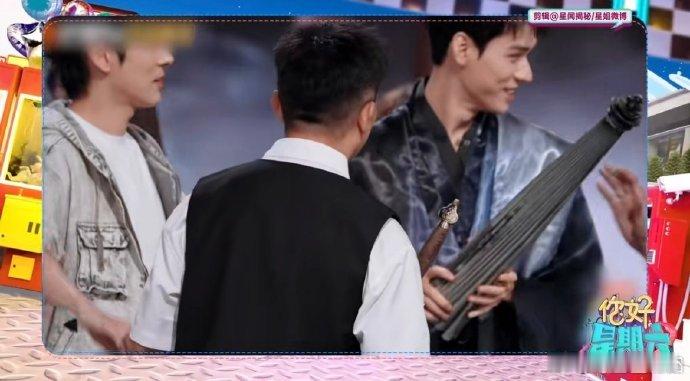 龚俊问何炅他的武器伞帅不帅你好星期六龚俊[超话]龚俊问何老师武器伞帅不帅的样子也