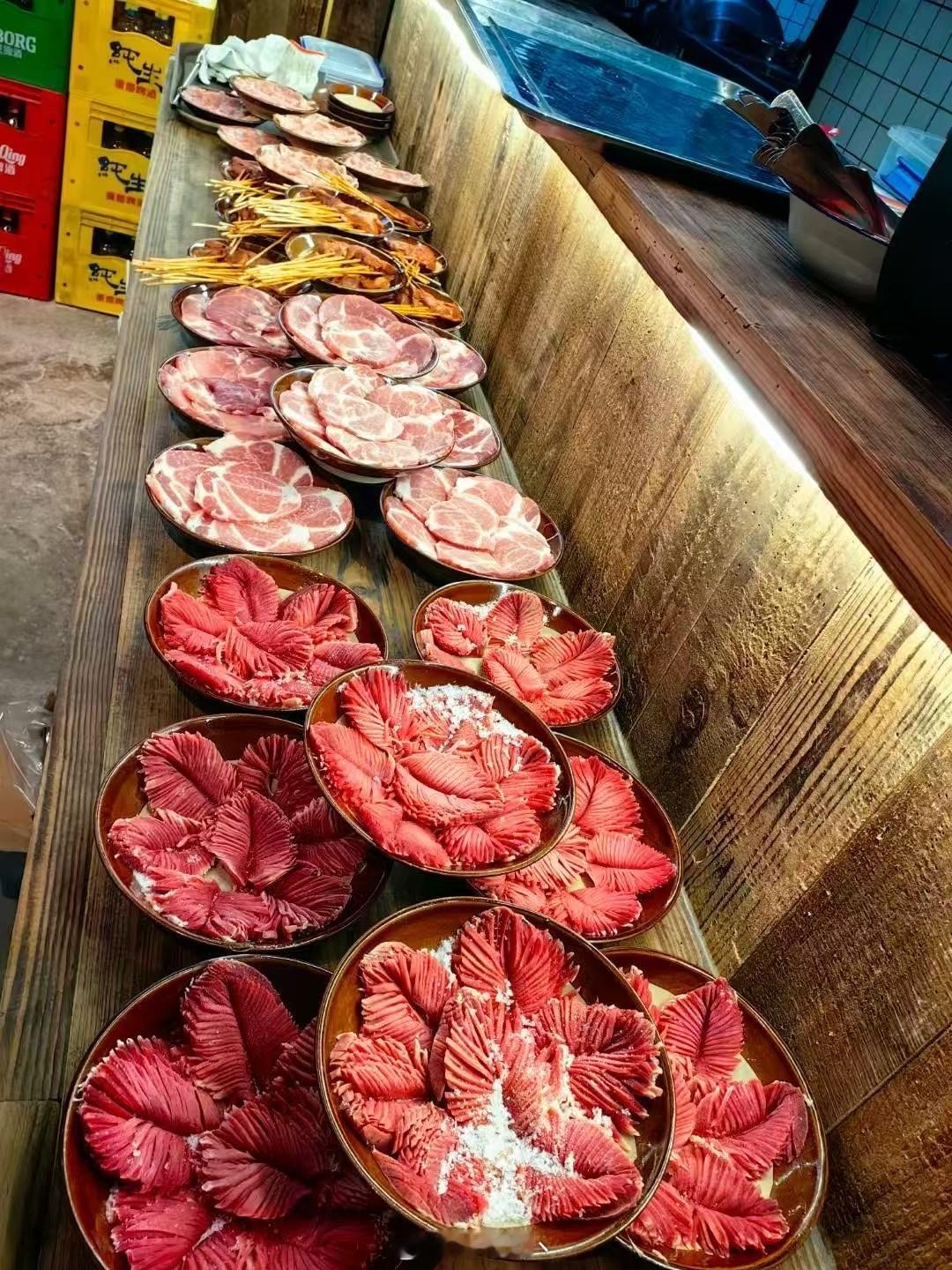 好好笑哦😁 是谁演后谈顺手推销一下自己家火锅店 还忘记自己家火锅店叫什么名字啦