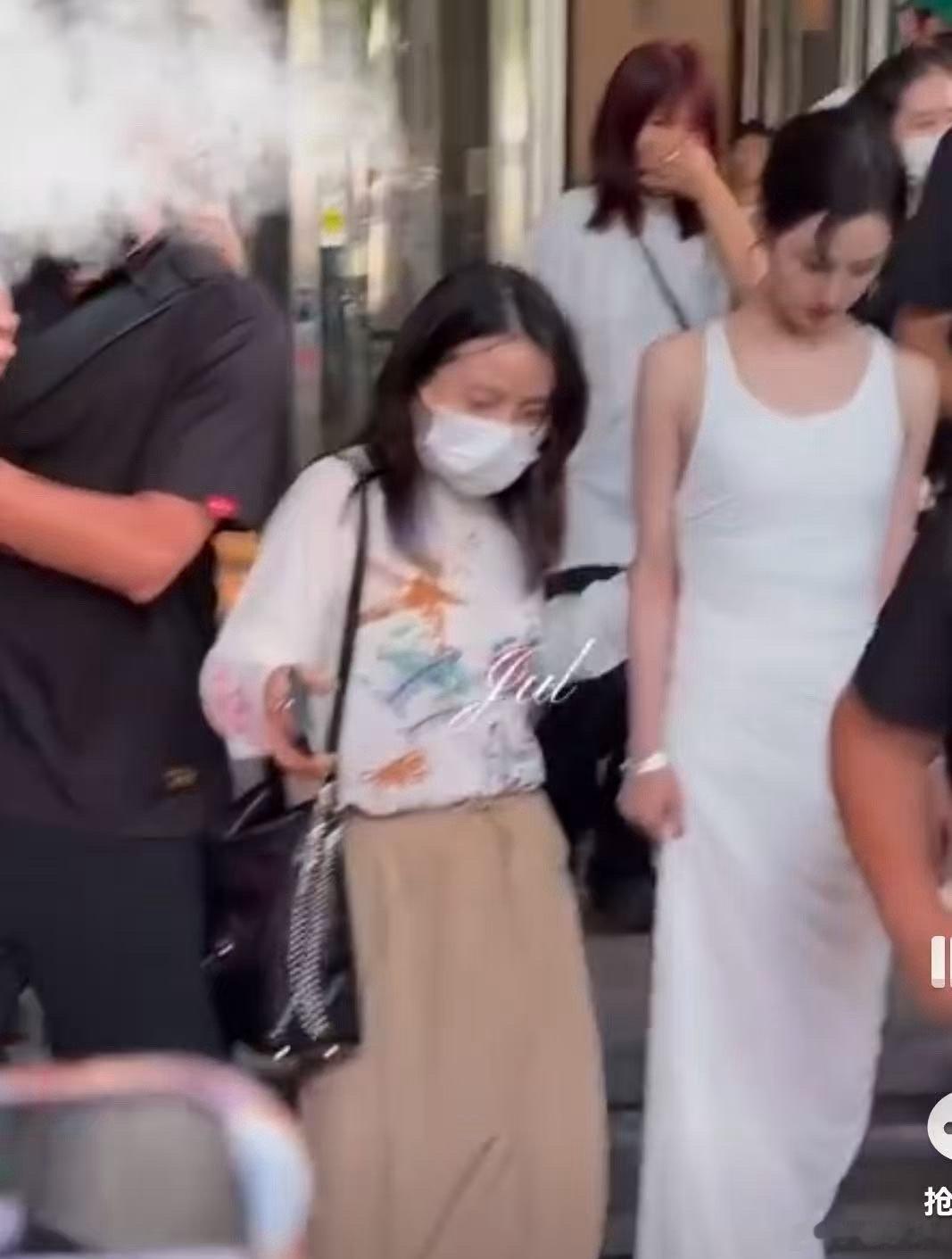 陈都灵白色长裙陈都灵上海活动路透陈都灵上海活动路透，白月光了，[亲亲][亲亲] 