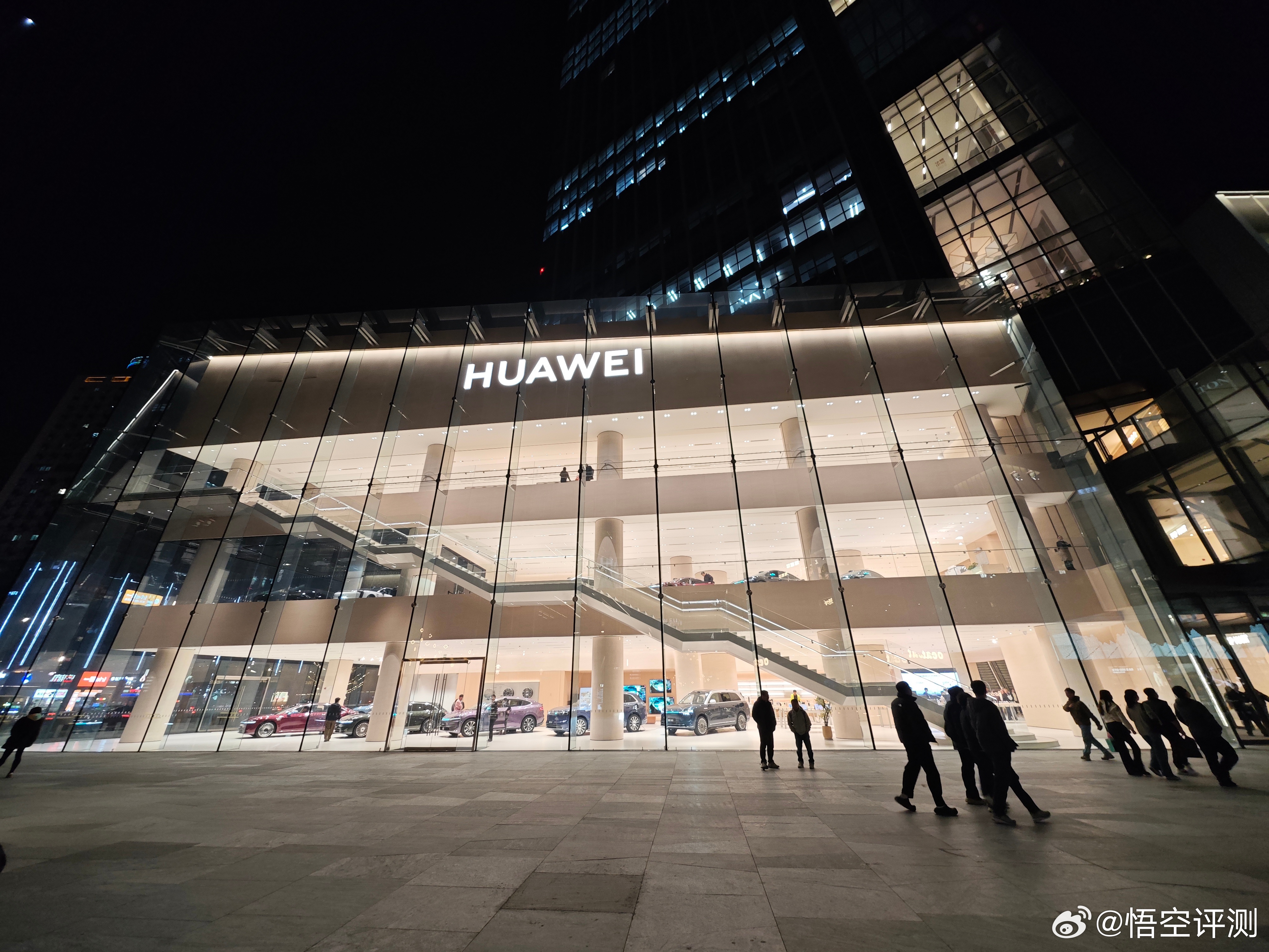 相当的震撼，华为的这个店，开的是真漂亮！时间比较赶，从窗外看内部都是问界 汽车，