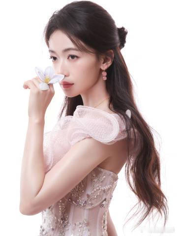 吴谨言人生妆造出现了吴谨言人鱼公主既视感 吴谨言人生妆造出现了，今天完全就是我们