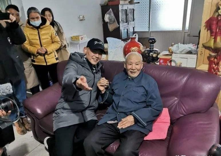 张志超2005年被抓那会儿才15岁，穿校服，不会签字，被按着画了个圈。法院判他有