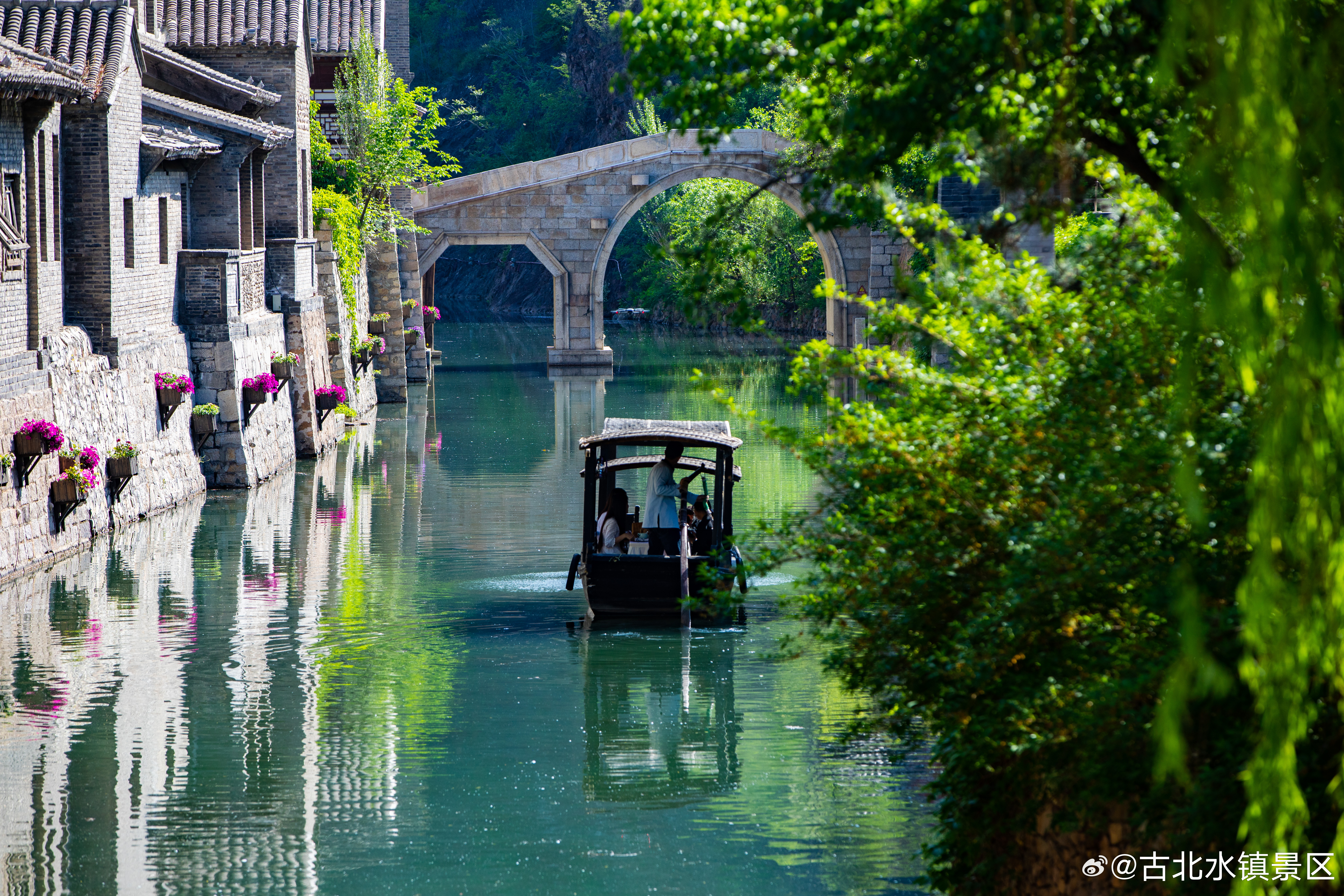 生活的诗意，就藏在这人间朝暮里，有低头赶路的坚定，也有慢煮时光的闲情。早安，宝子