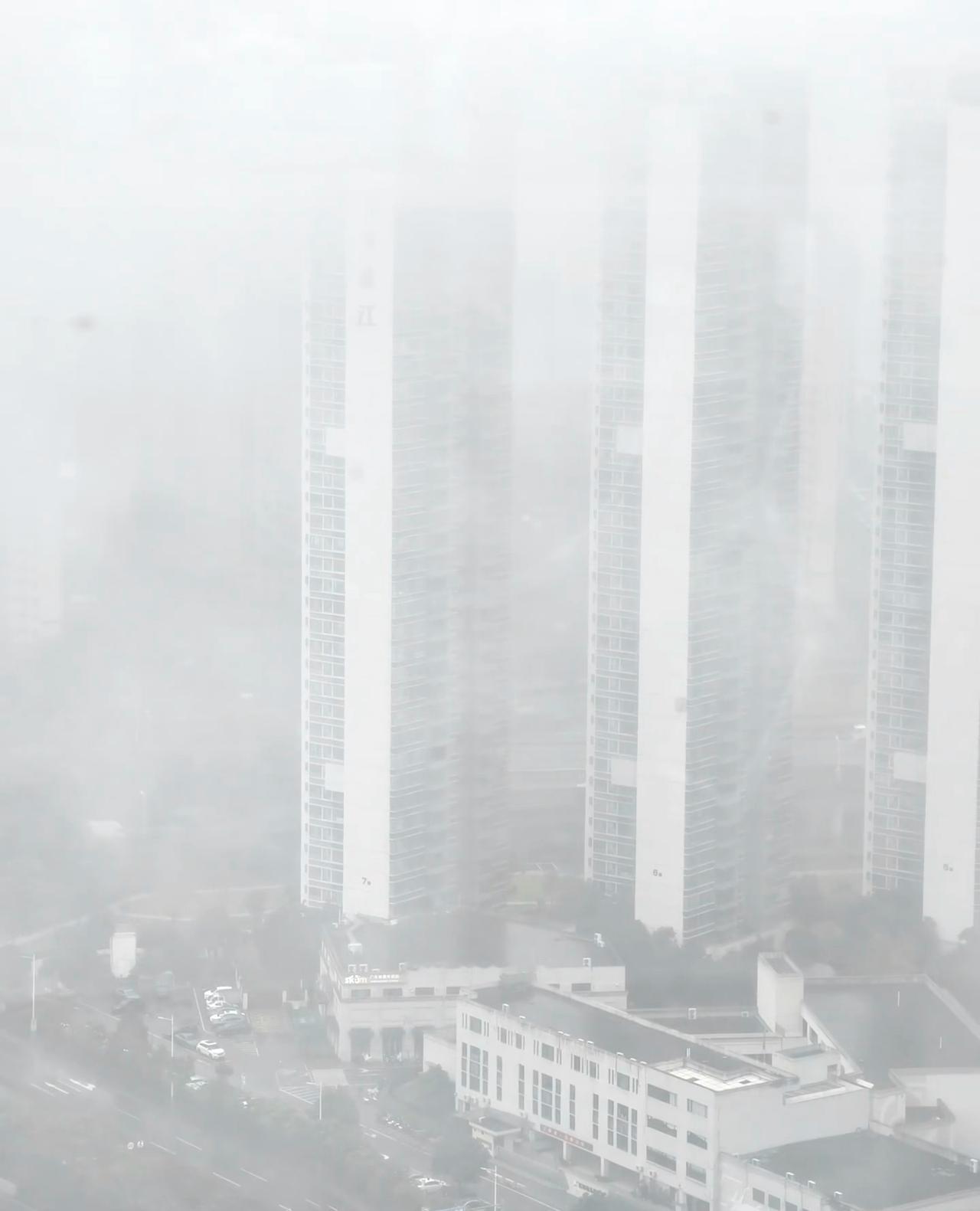 广东这湿度绝了，都到100%啦！站在高处看，细雨一缕缕的，像丝线一样。广州更是厉