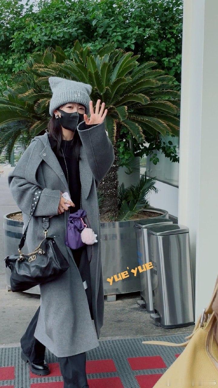 娱乐[超话]杨紫灰色大衣路透杨紫又上山了杨紫刚下山久又上山了，拍摄顺利啊！[爱慕