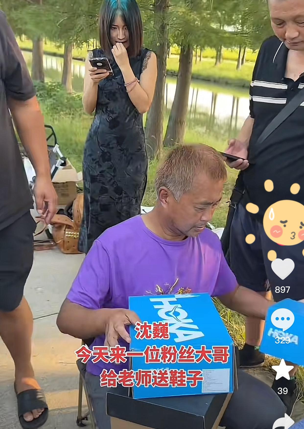 以前的沈巍衣衫褴褛，蓬头垢面，鞋子破破烂。现在的他染了金发，有穿不完的衣服，穿不