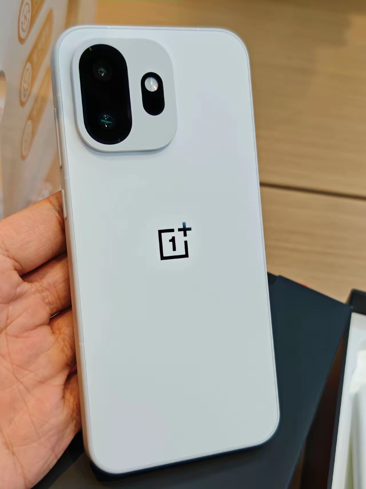 一加15T白色款也太好看了吧，特别是这个正面，在这么多新手机里面，这种设计在我心