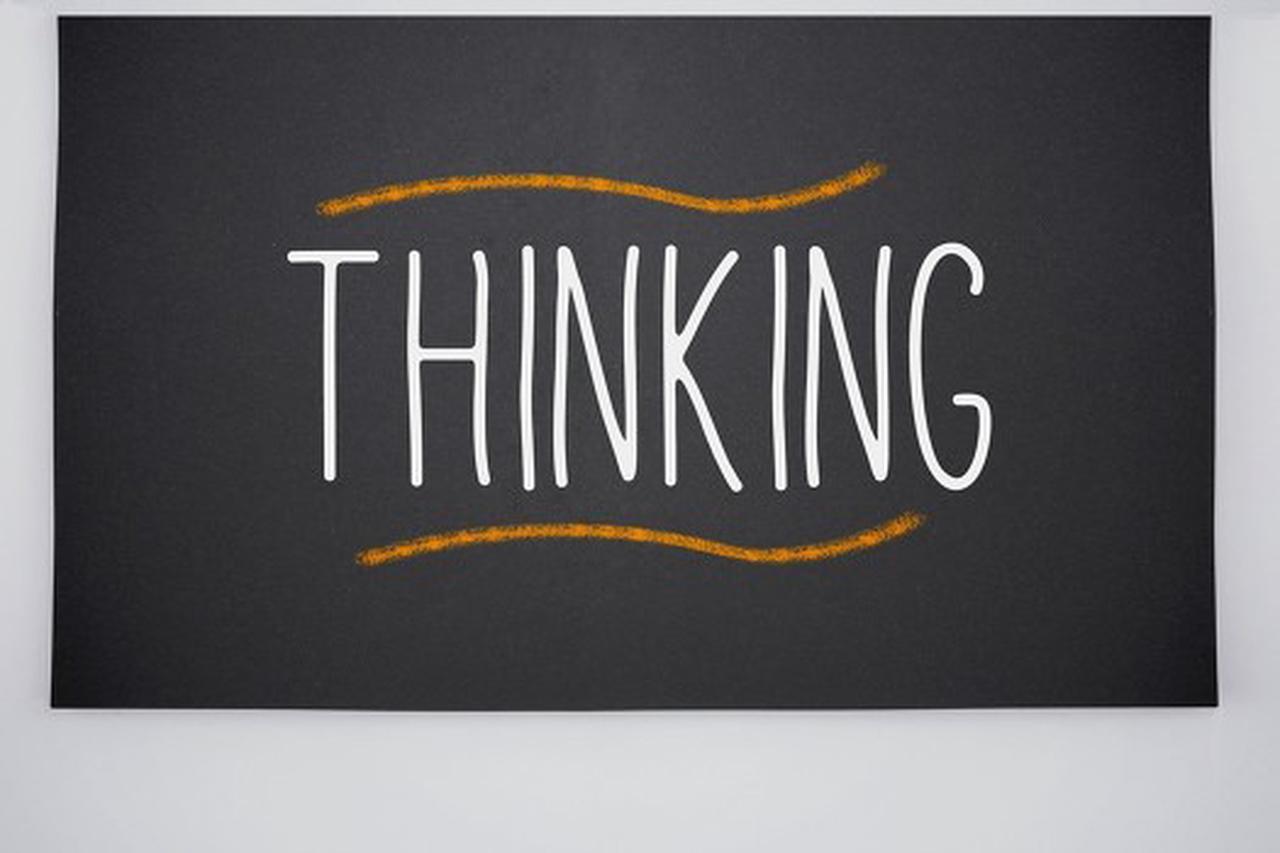 《学会提问》核心是:
用批判性思维（淘金式思维），通过一套关键问题清单，理性评估