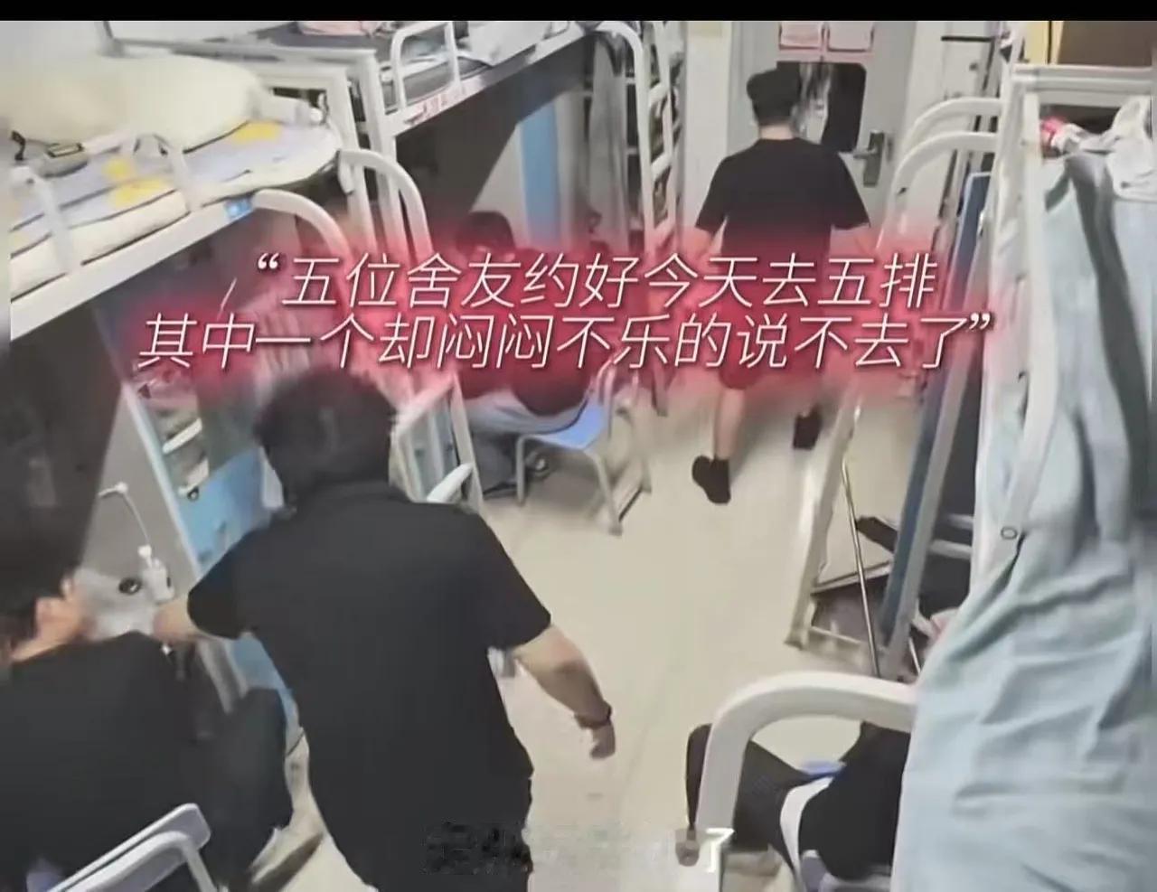 小宇妈妈查出子宫肌瘤，有癌变风险，手术不能拖，家里已经凑了快5万，还差2万，男孩