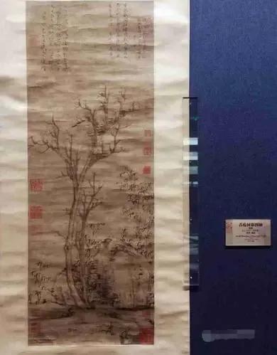 1975年，江苏无锡一户村民拆墙，老宅的夹层里“哐当”掉出个密封木匣。撬开那刻，