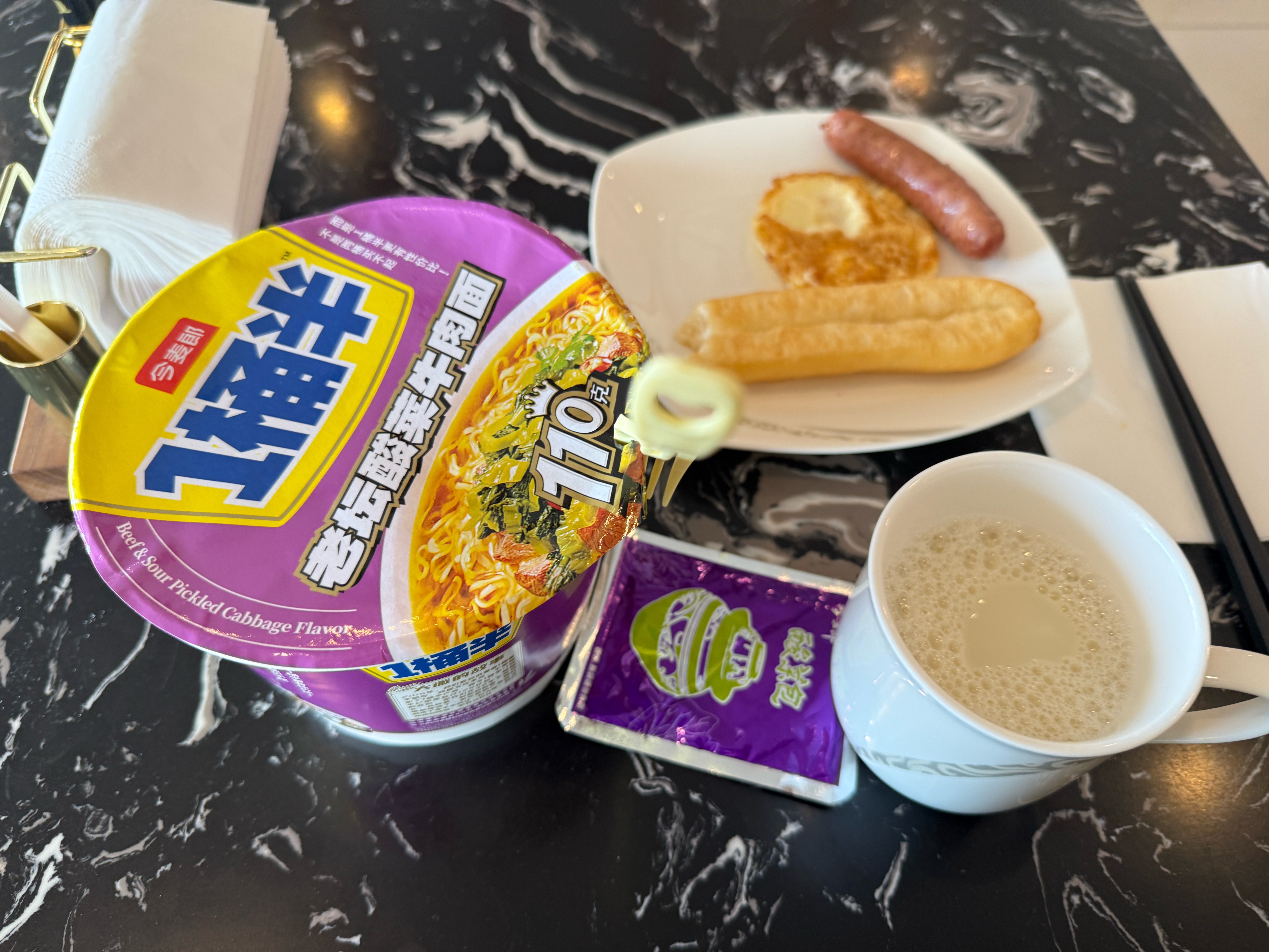 馋泡面了！刚泡上告诉我登机了！这时候，你会选…A.放下泡面火速登机B.金刚铁嘴火