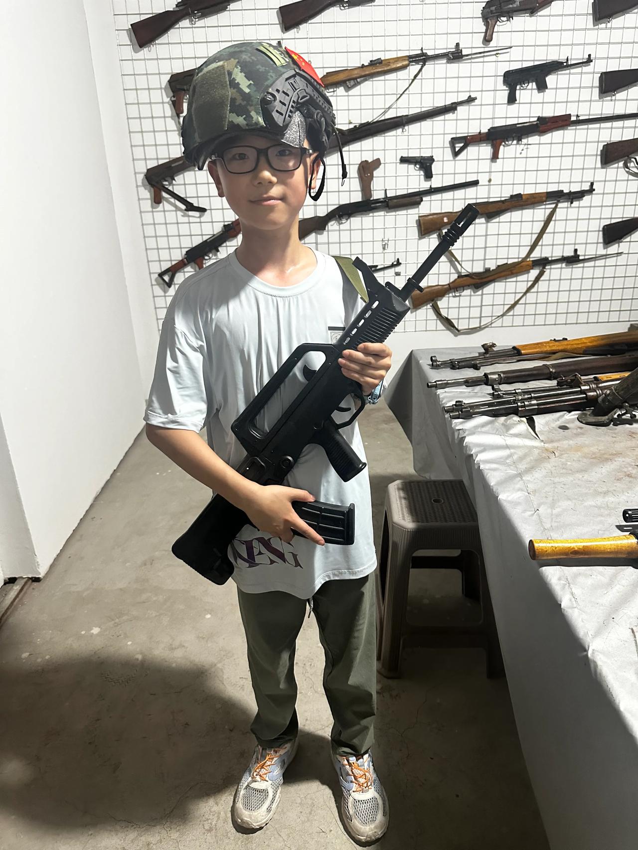 少年手持枪，英姿飒爽气。