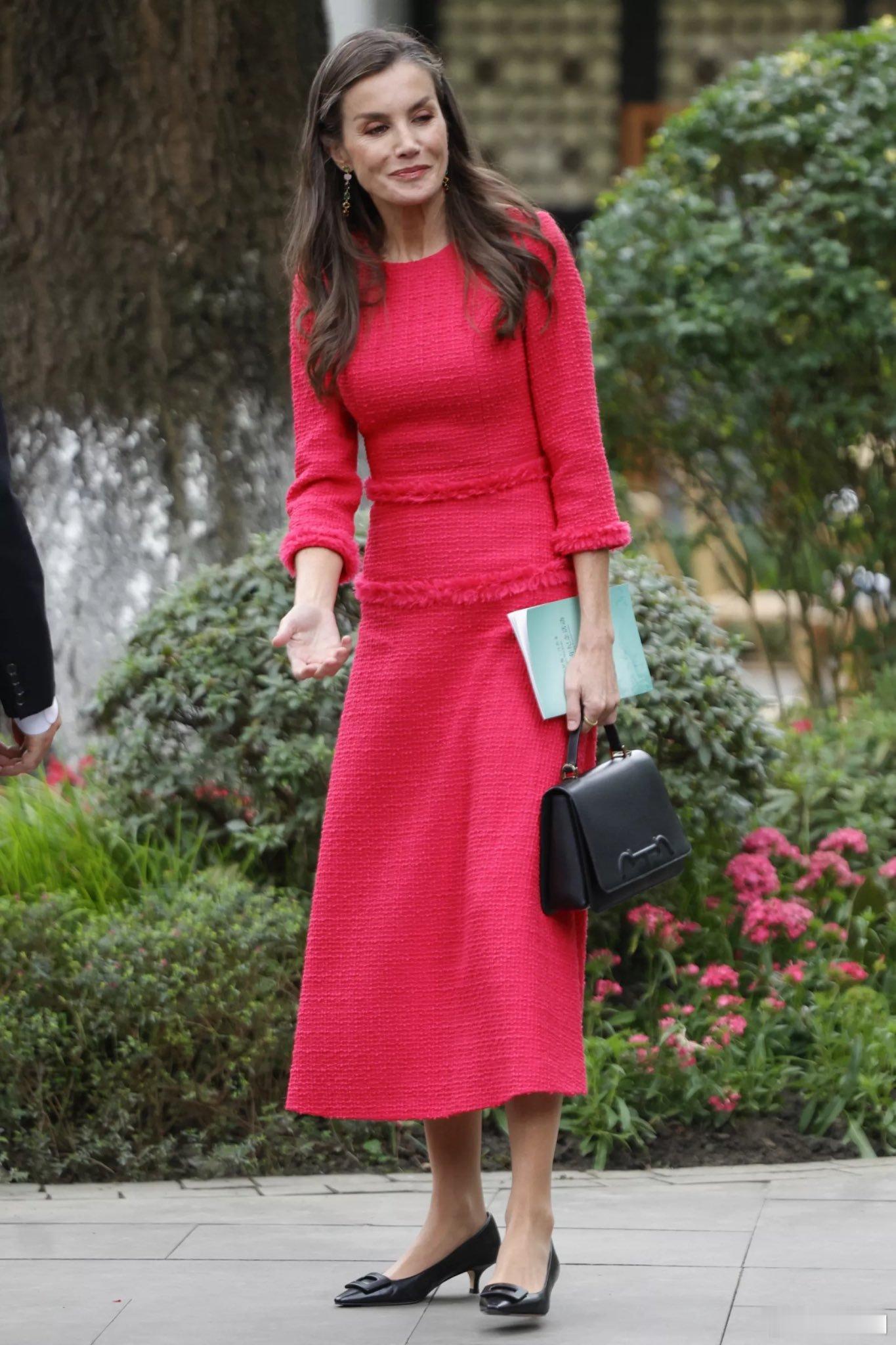 🇪🇸🇨🇳补点今天国王夫妇在成都的活动照片。 Magrit的高跟鞋、Car