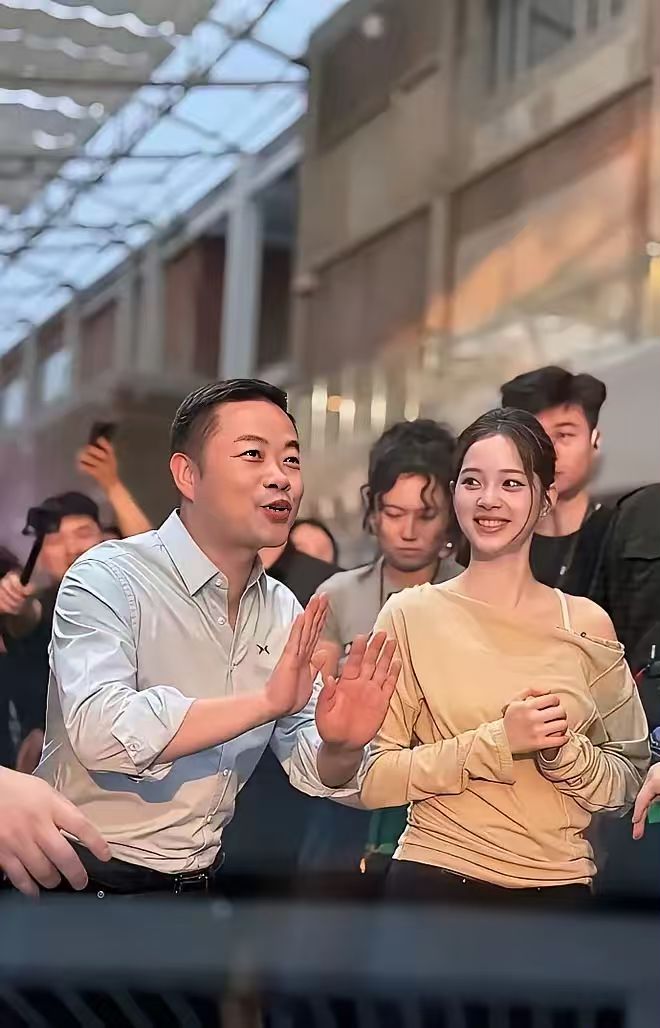 小鹏汽车原本已经在去年四季度单季度盈利了，然而何小鹏却力挽狂澜，偏偏在今年一二季