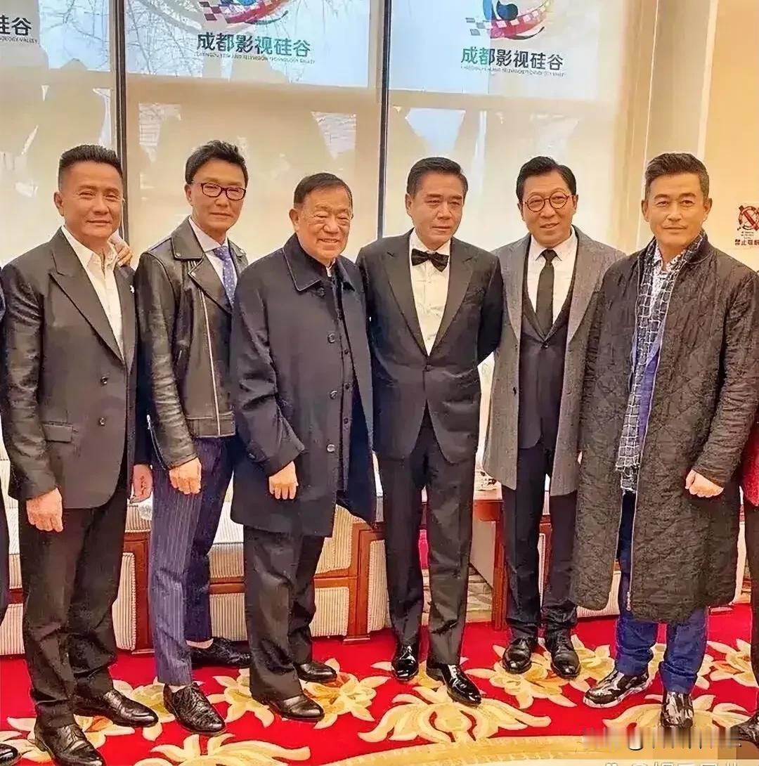 这是一张六位演艺界的老戏骨合影，个个演技精湛，右边第二个是韩童生icon，和左三