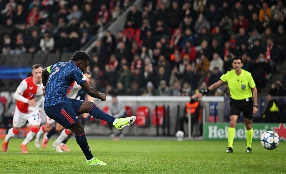 欧冠联赛阶段第4轮，阿森纳客战布拉格斯拉维亚。比赛第32分钟，萨卡点射破门。借此