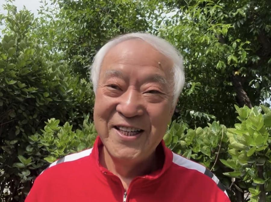 相声演员牛群，昨天罕见露面，为20多年前的老友录了一段祝福视频，视频中已经76岁