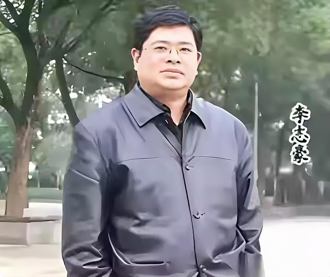 1999年，功勋特工李志豪在台北不幸落入圈套，身陷铁窗16年后竟然通过首次秘密换