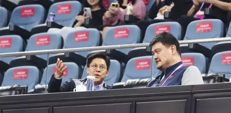 [赞][赞][赞]霍启刚原本在篮球赛场观看中国男篮与中国香港队的比赛，姚明看见他
