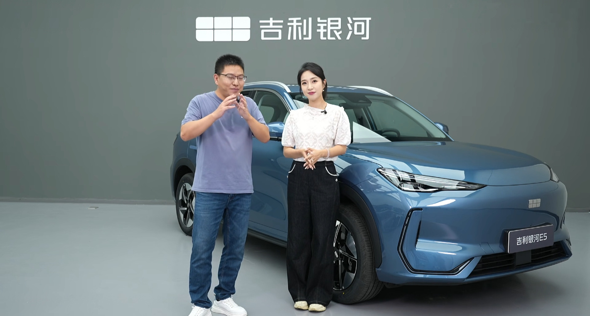 2026 款吉利银河 E5今日上市，新增黎光蓝和晚林绿两款配色，整体外观变化不大