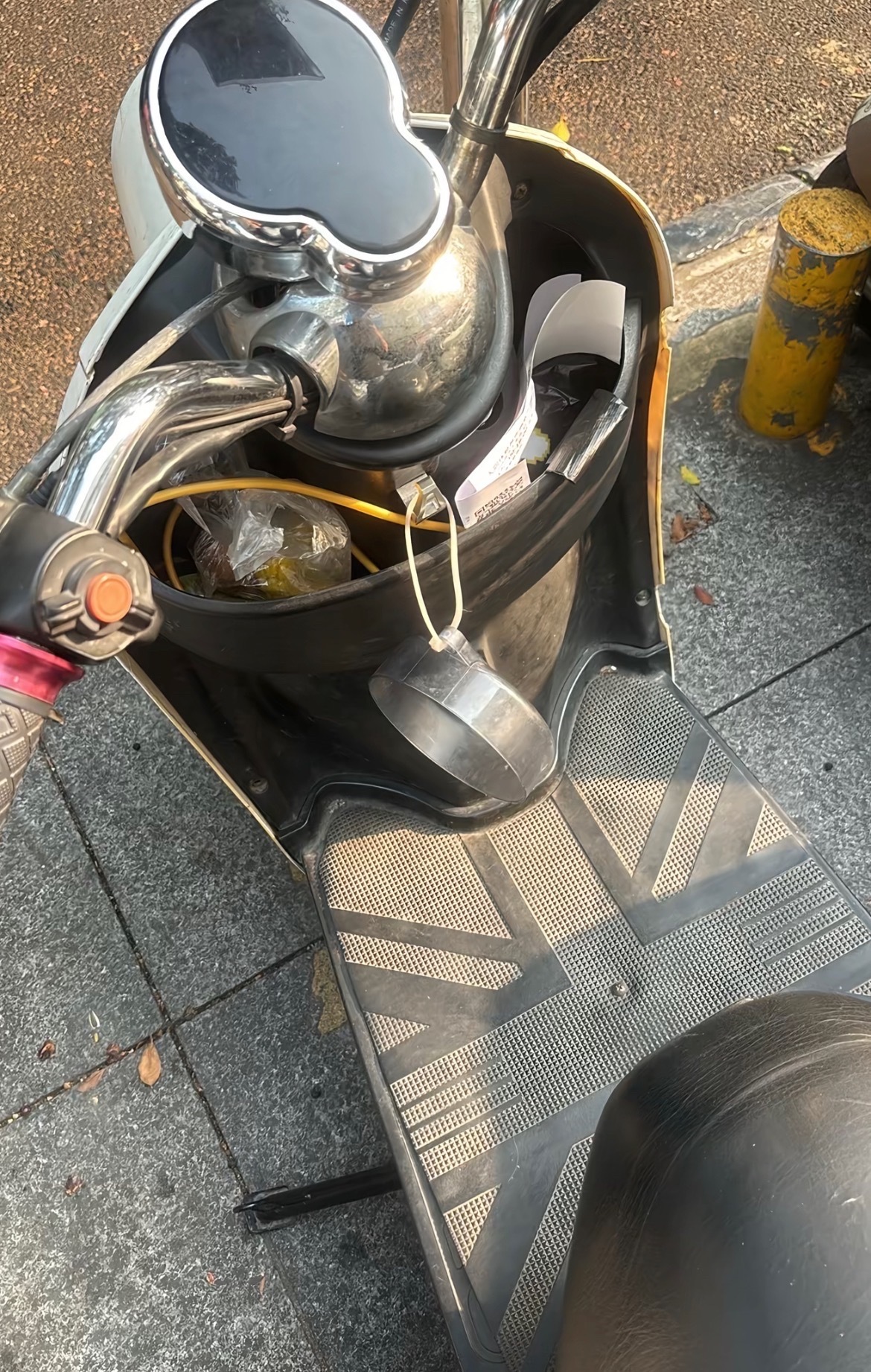 【南宁男子电车停淡村车上4斤百香果被偷】9月23日，网友爆料称：广西南宁一男子电