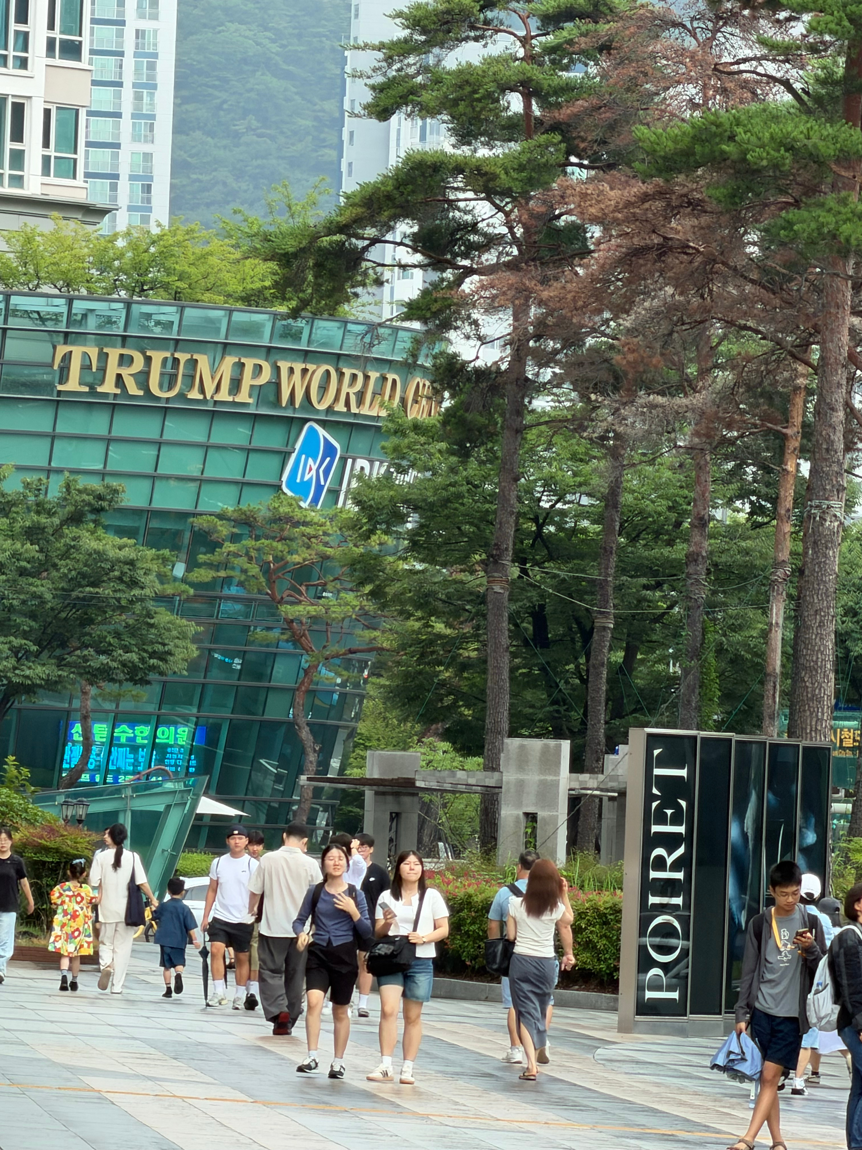 為慶祝美國250週年，鑽石公主號郵輪的大廳裡掛了一面大大的美國🇺🇸國旗和數十
