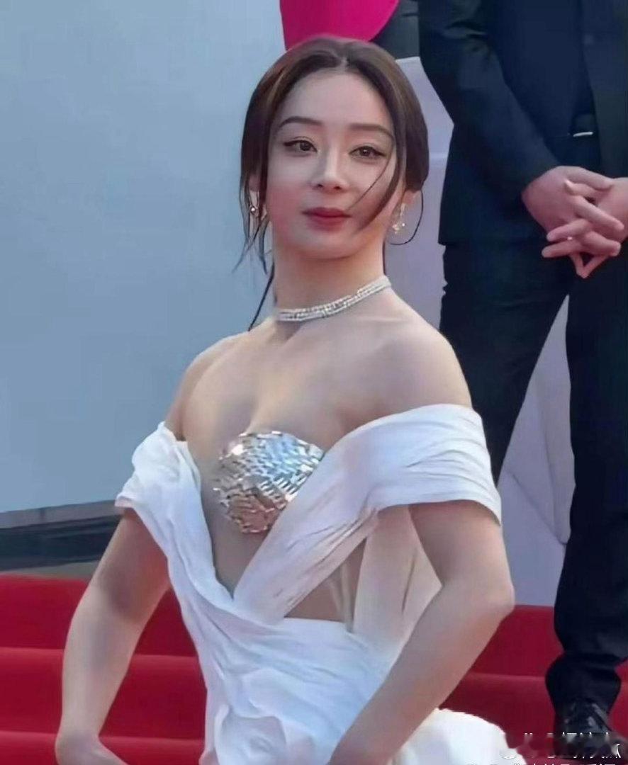 笑﻿‎死，‎袁姗‏姗这衣服是直接套了‏‎个勺子出﻿门？ 
