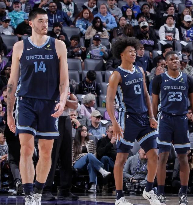 联盟第二中锋！正式赛季报销

3月4日中午，孟菲斯灰熊突然发布公告，扎克·埃迪接