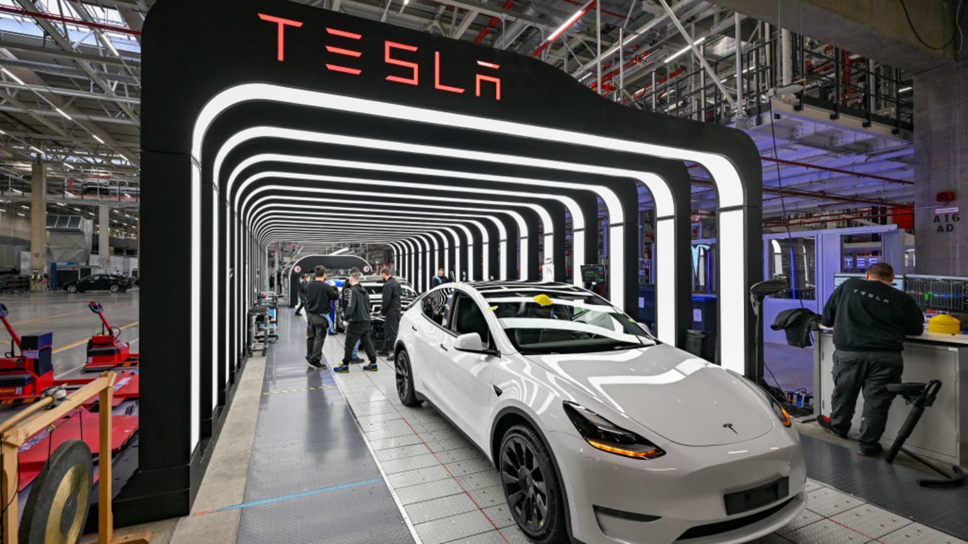 特斯拉暴跌超14% 马斯克和特朗普不会彻底闹翻了吧？2025年6月5日，特斯拉股
