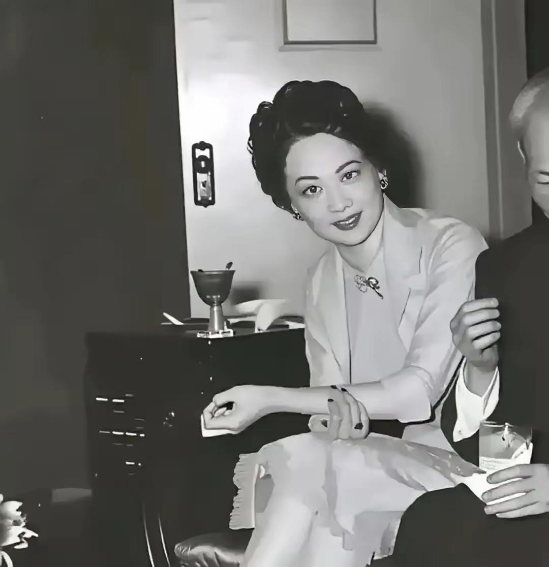 1981年宋庆龄病危，通知发到海外宋家后，其他后人都犹豫观望，唯独寡居多年的胡其