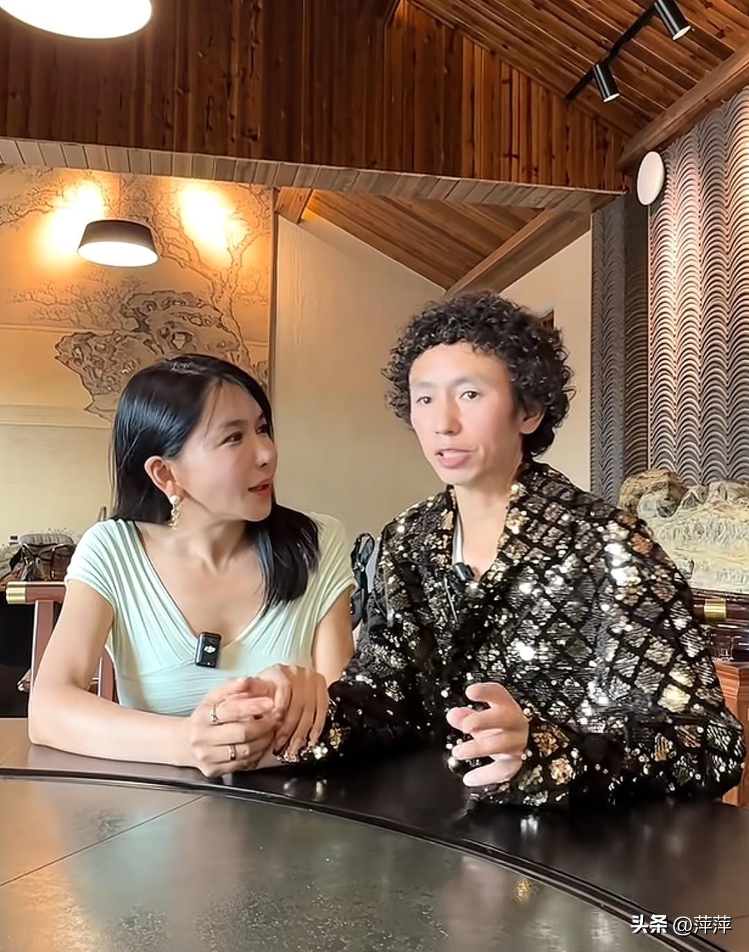 龚玥菲深情的看着庞麦郎问他，直播时给粉丝唱什么歌？庞麦郎回答说唱《我的父亲是瓦匠