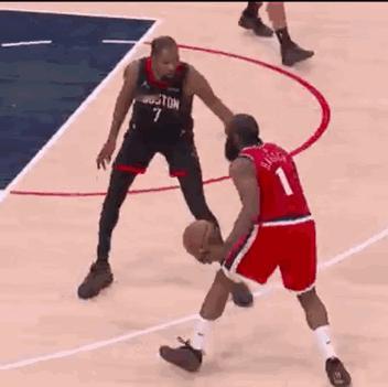 老三打老大，老大上身体，推一把老三，老三专门干这一行，一个踉跄摔倒，顺手把球一扔